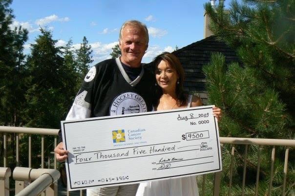 Teresa May presenting a $4,500 cheque to the Canadian Cancer Society from the Hockey Greats Fantasy Camp fundraiser in 2009.